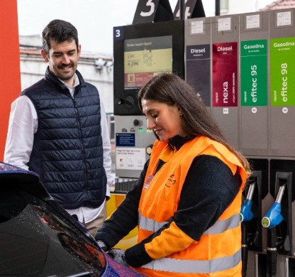 Repsol睿烁在西班牙和葡萄牙的加油站数量突破1500家，提供100%可再生能源的Nexa柴油。